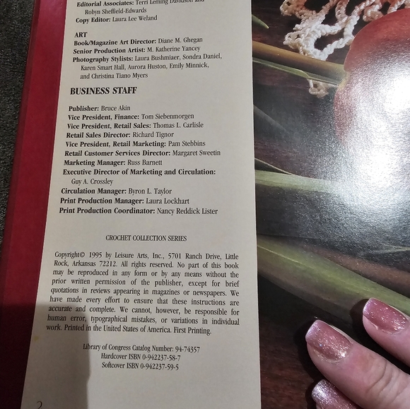 CROCHET LEISURE ARTS"HOME WITH CROCHET" BOOK HARD COVER 144 PGS BEAUTIFUL BOOK - Picture 3 of 3